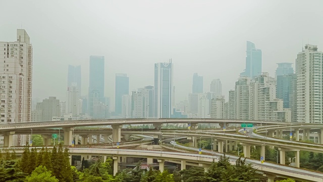 繁忙的交通天桥在现代城市，上海，中国视频素材