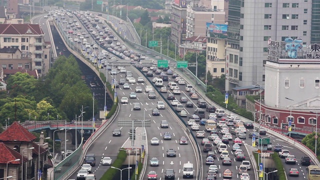 繁忙的交通天桥在现代城市，上海，中国视频素材