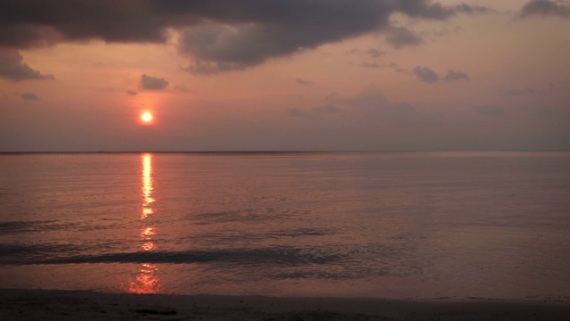 海上日落的延时镜头。视频素材