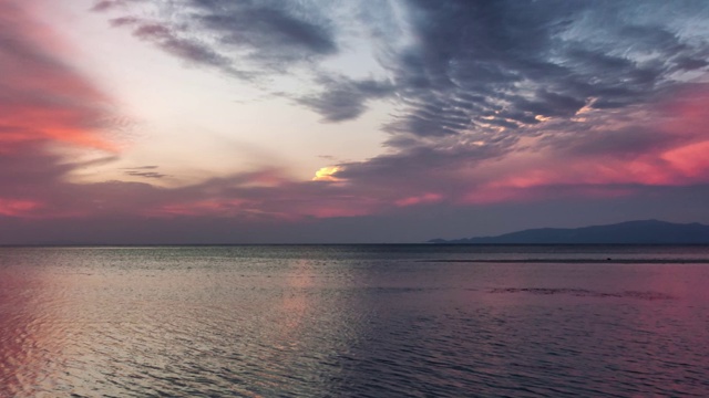 Cinemagraph -美丽的云景和日落与云在海上。视频素材