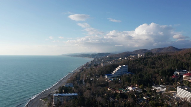 航拍视频拍摄。蓝色的大海和群山的景色。海上城市。度假城市索契。全景拍摄。26、天蓝水清无人。视频素材