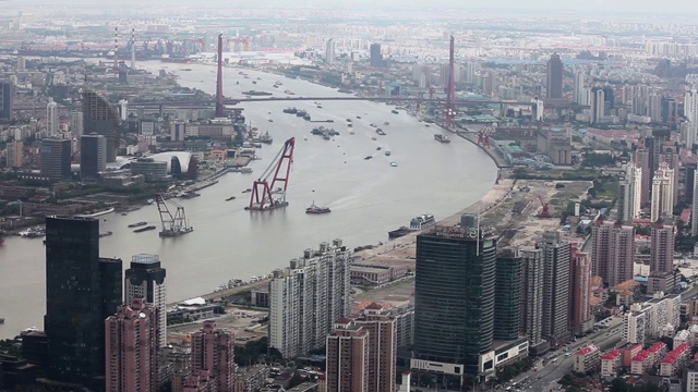 多艘驳船沿着上海的河流航行。中国上海视频素材