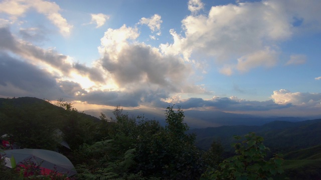 日落时分的山景，平移拍摄视频素材