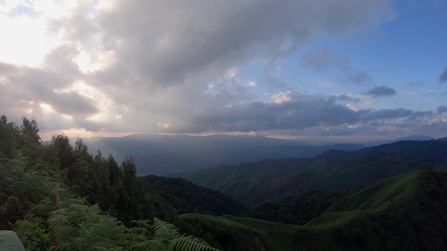 日落时分，风吹雾吹山的景观景观视频素材