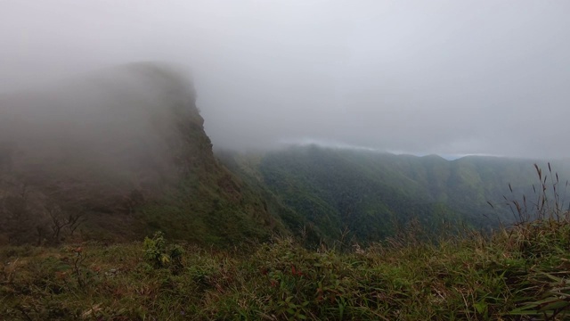 风吹雾，傍晚露出山景视频素材