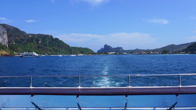 船从皮皮岛跑出来，在暑假与美丽的海景，天空，海洋景观的自然海和山视频素材