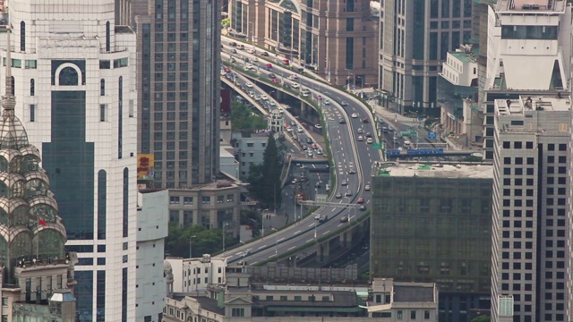 繁忙的交通天桥在现代城市，上海，中国。视频素材