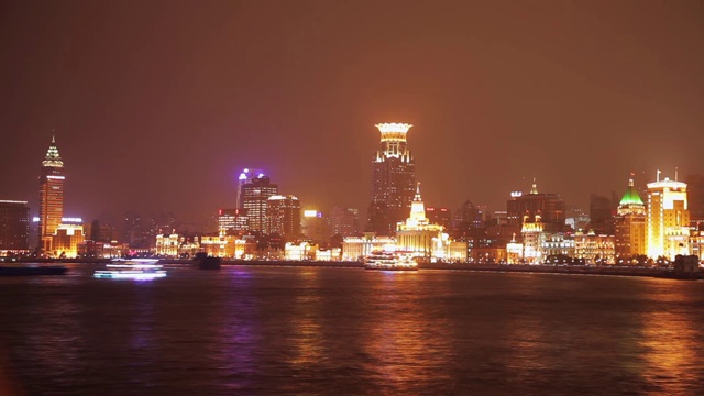 夜景浦东堤岸，灯火通明的游船在黄浦江上航行，视频素材