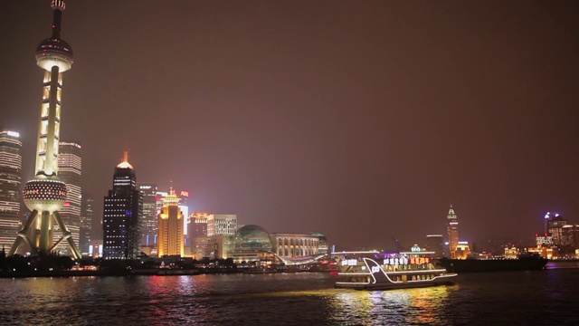 夜景浦东堤岸，灯火通明的游船在黄浦江上航行，视频素材