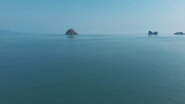 无人驾驶飞机飞越马六甲海峡。天空和大海都是蓝色的，几乎看不见地平线。视频素材