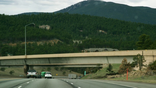 252出口:Evergreen Parkway (Colorado Highway 74)在多云的日子里，在科罗拉多落基山脉70号州际公路上向西行驶的车辆的出口标志视频素材