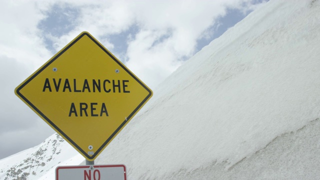 “雪崩地区”警告路标在科罗拉多州的落基山脉下阴天在冬天视频素材