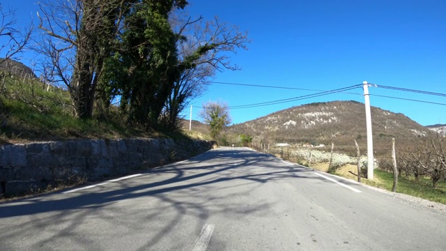 在乡村场景中的道路上的汽车视角视频素材