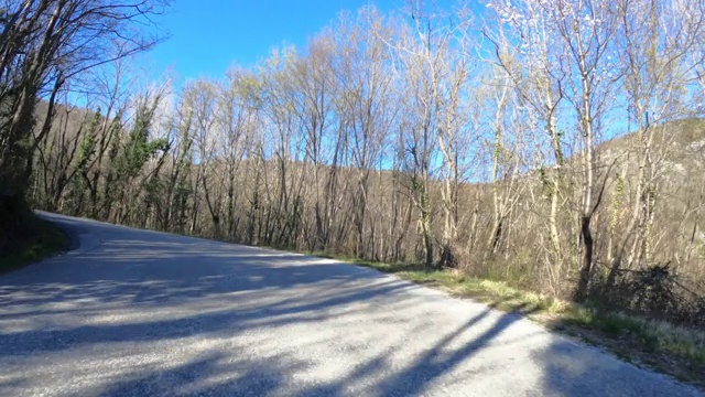 在乡村沥青路上行驶视频素材