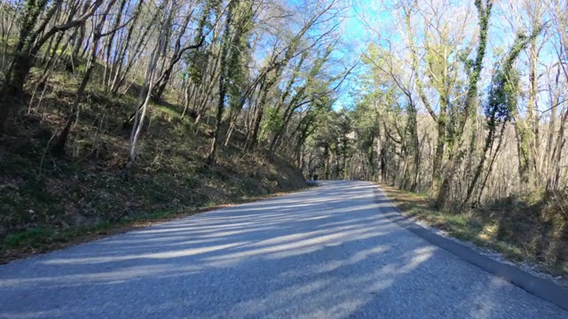 在乡村沥青路上行驶视频素材