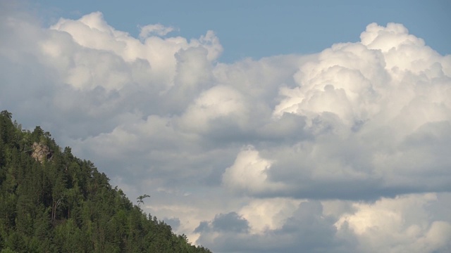 风景优美的夏山景观与快速移动的变化，大体积的云在树上。全高清延时视频素材