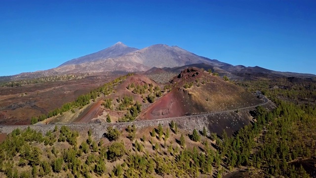 飞过米拉多德萨马拉和泰德国家公园附近的火山景观，特内里费，加那利群岛，西班牙视频素材