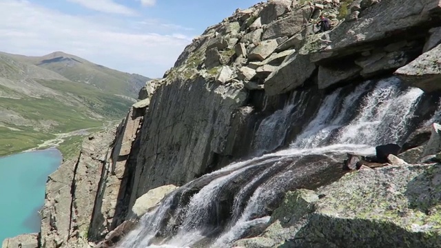 阿克尚山瀑布和绿松石湖风景。阿尔泰山脉。视频素材