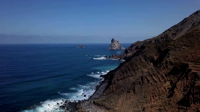 遥远的贝尼霍海滩(Playa de Benijo)航拍全景图，特内里费，加那利群岛，西班牙。视频素材