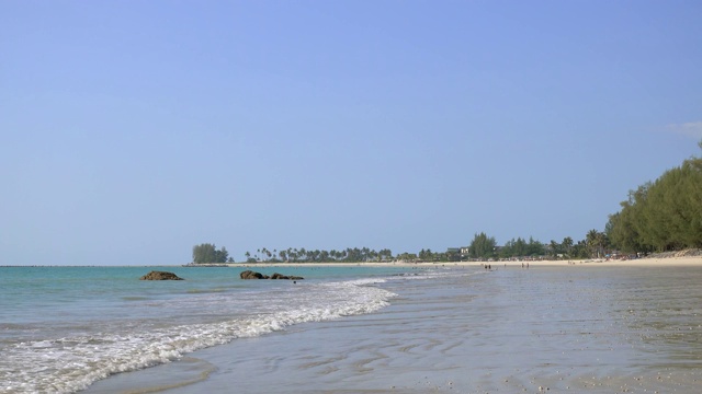 泰国攀雅Khao Lak附近的Bang Sak海滩碧蓝的大海视频素材