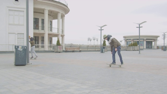 青少年溜冰者在户外练习滑板技巧视频素材