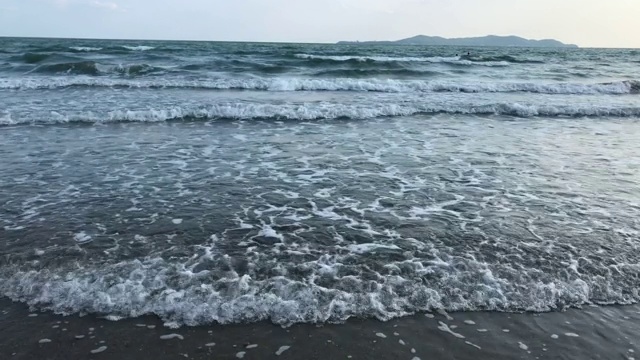 日落时，海滩上的水波视频素材