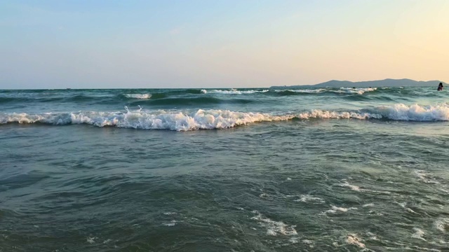 日落时，海滩上的水波视频素材