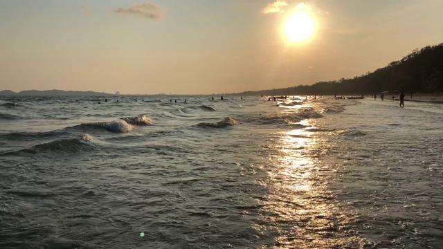 日落时，海滩上的水波视频素材