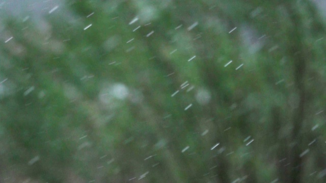 模糊的背景上下着大雨。雨天。缓慢的运动。视频素材