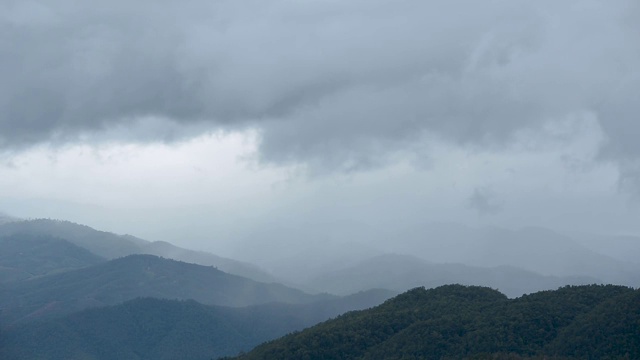 移动的雨多云，天空多云的山视频素材