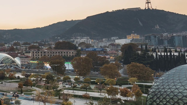 第比利斯,格鲁吉亚。现代城市夜景。晚上夜景城市中心在夜间照明。时间流逝从白天到夜晚的过渡视频素材