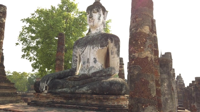 在泰国素可泰历史公园，4k翻拍古代佛像视频素材