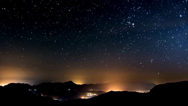 星夜在山区自然与星星天空在乡村交通夜晚到白天时间流逝视频素材