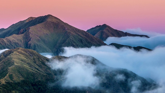 日出在山的自然之上的云彩在新西兰风景时间流逝视频素材