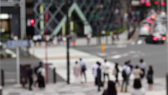 人们在日本模糊模式过马路视频素材