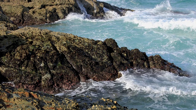 海浪冲击着岩石海岸视频素材