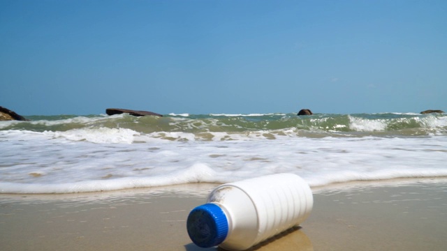 漂浮在海滩上的塑料瓶视频素材