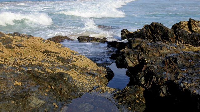 海浪冲击着岩石海岸视频素材