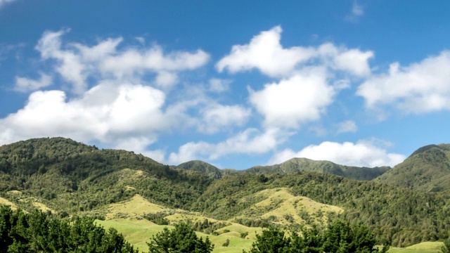 在新西兰的自然景观中，白色的云在绿色的Tararuas山上快速移动视频素材