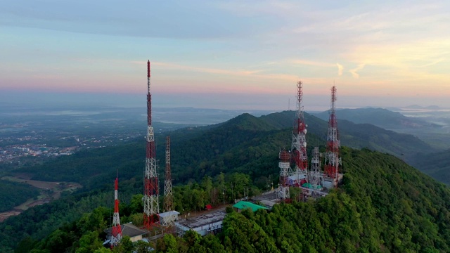 城市上空的山上日出时电信天线的鸟瞰图视频素材