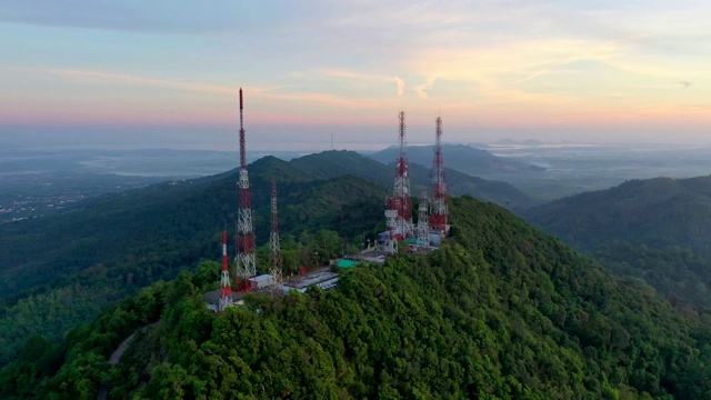 城市上空的山上日出时电信天线的鸟瞰图视频素材