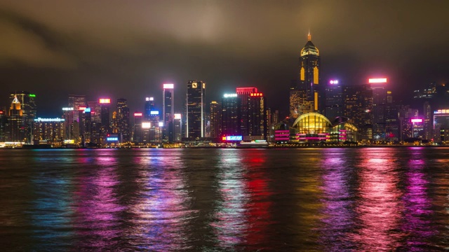 时间流逝，香港城市夜景。从维多利亚港眺望香港摩天大楼视频素材