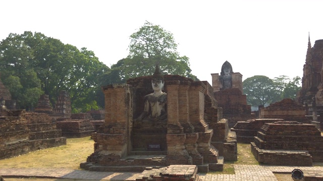 在泰国素可泰历史公园，4k翻拍古代佛像视频素材