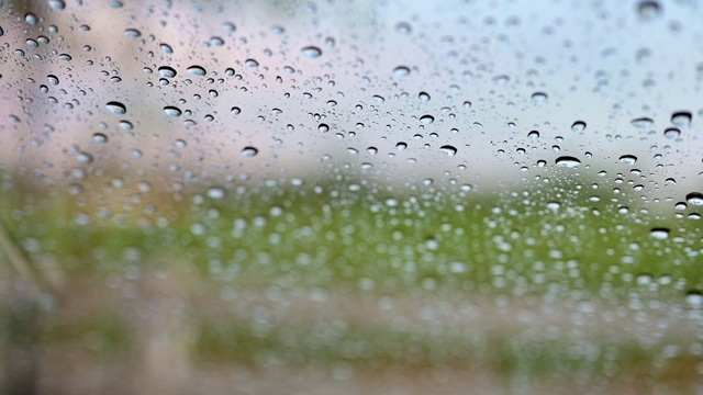 雨点滴在汽车玻璃上视频素材