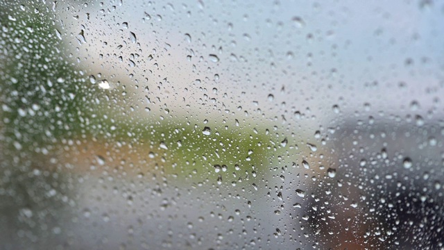 雨点滴在汽车玻璃上视频素材