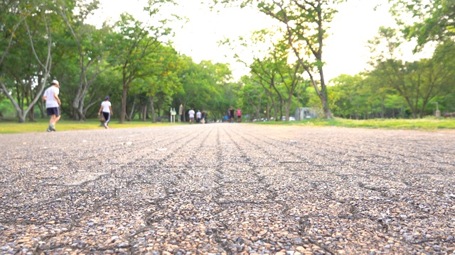 人们在公园里跑步视频素材