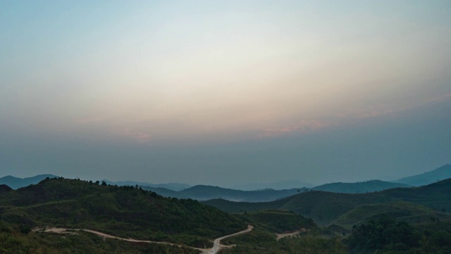 美丽的变换遮阳日出天空与热带山脉，时间流逝视频视频素材