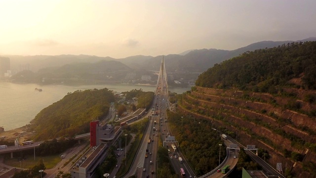 汀九大桥鸟瞰图。香港高速公路以悬吊结构建筑为交通和旅行的概念。日落时分的城市。视频素材