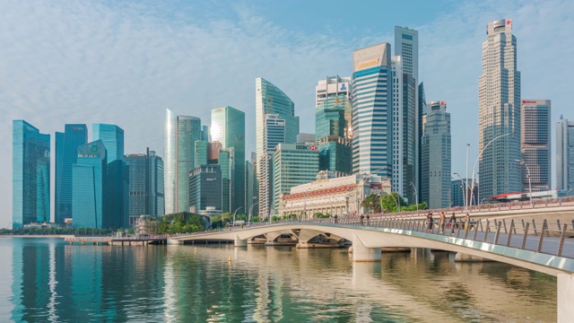 时光流逝:新加坡滨海湾的滨海大桥和市中心摩天大楼视频素材