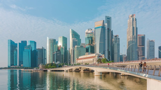 时光流逝:新加坡滨海湾的滨海大桥和市中心摩天大楼视频素材